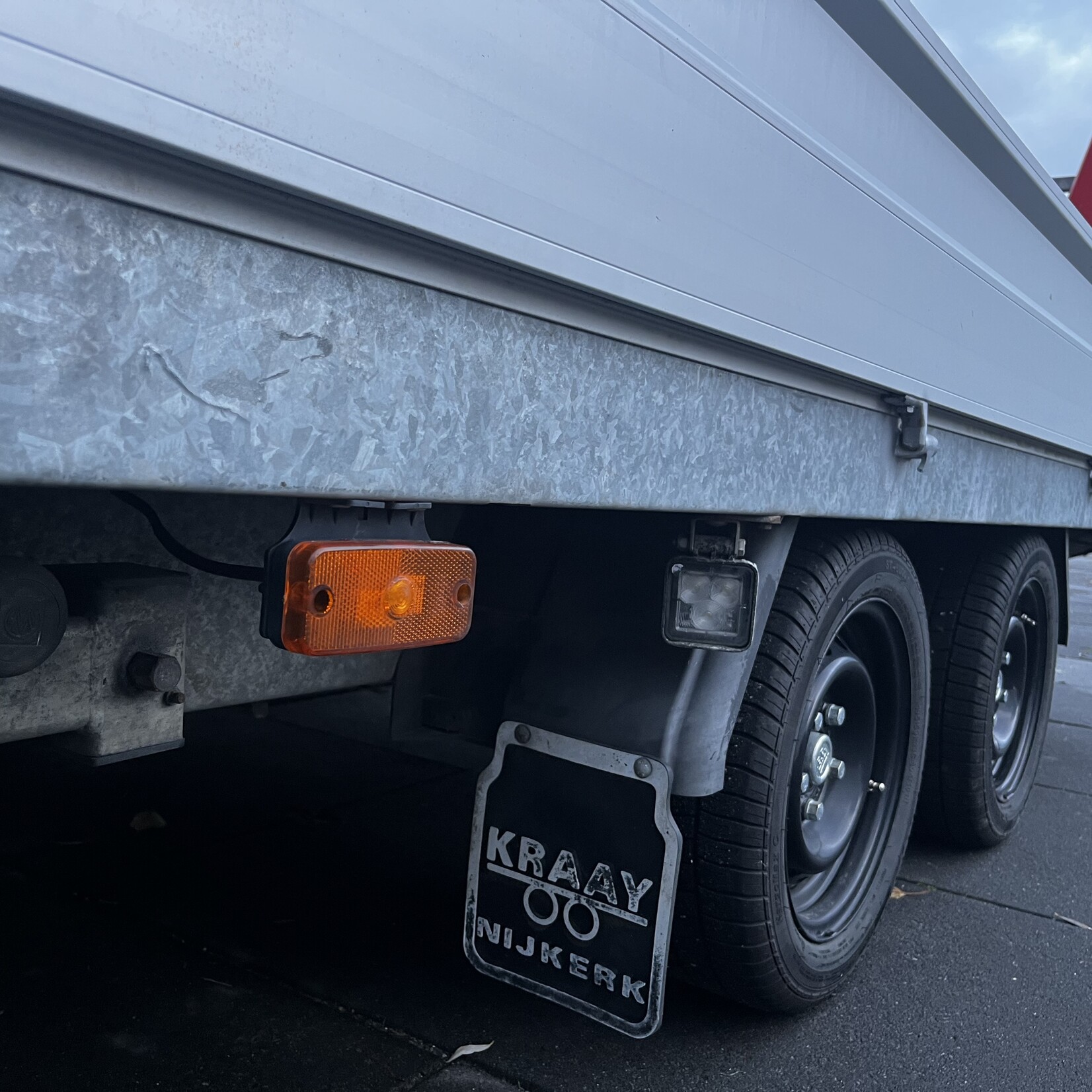 Hapert Plateauwagen 405 x 240 cm met Maxilift M100 kraan