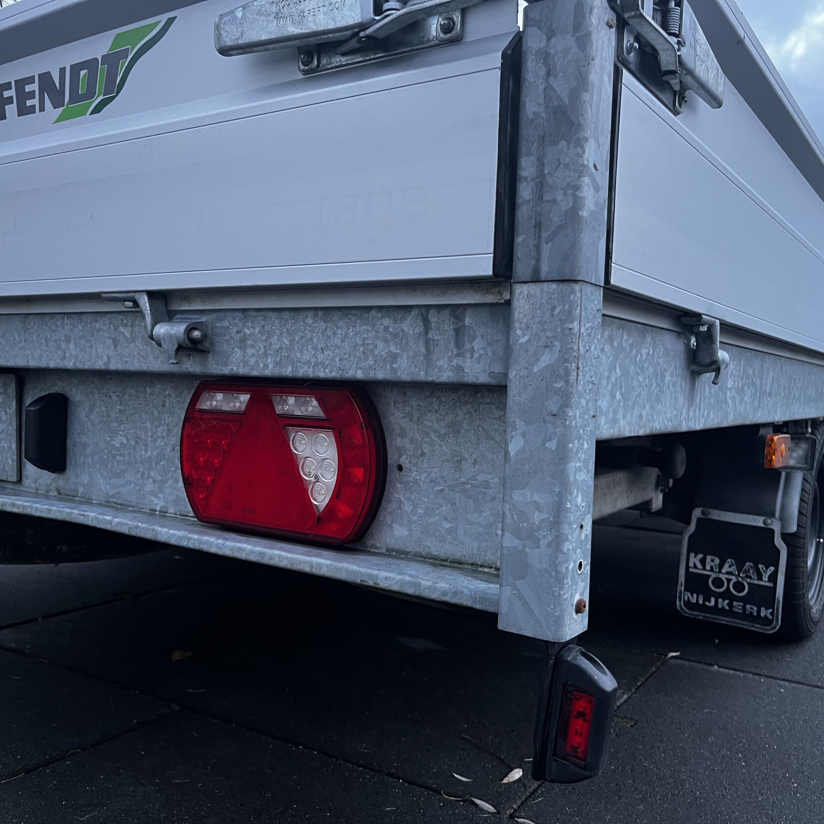 Hapert Plateauwagen 405 x 240 cm met Maxilift M100 kraan