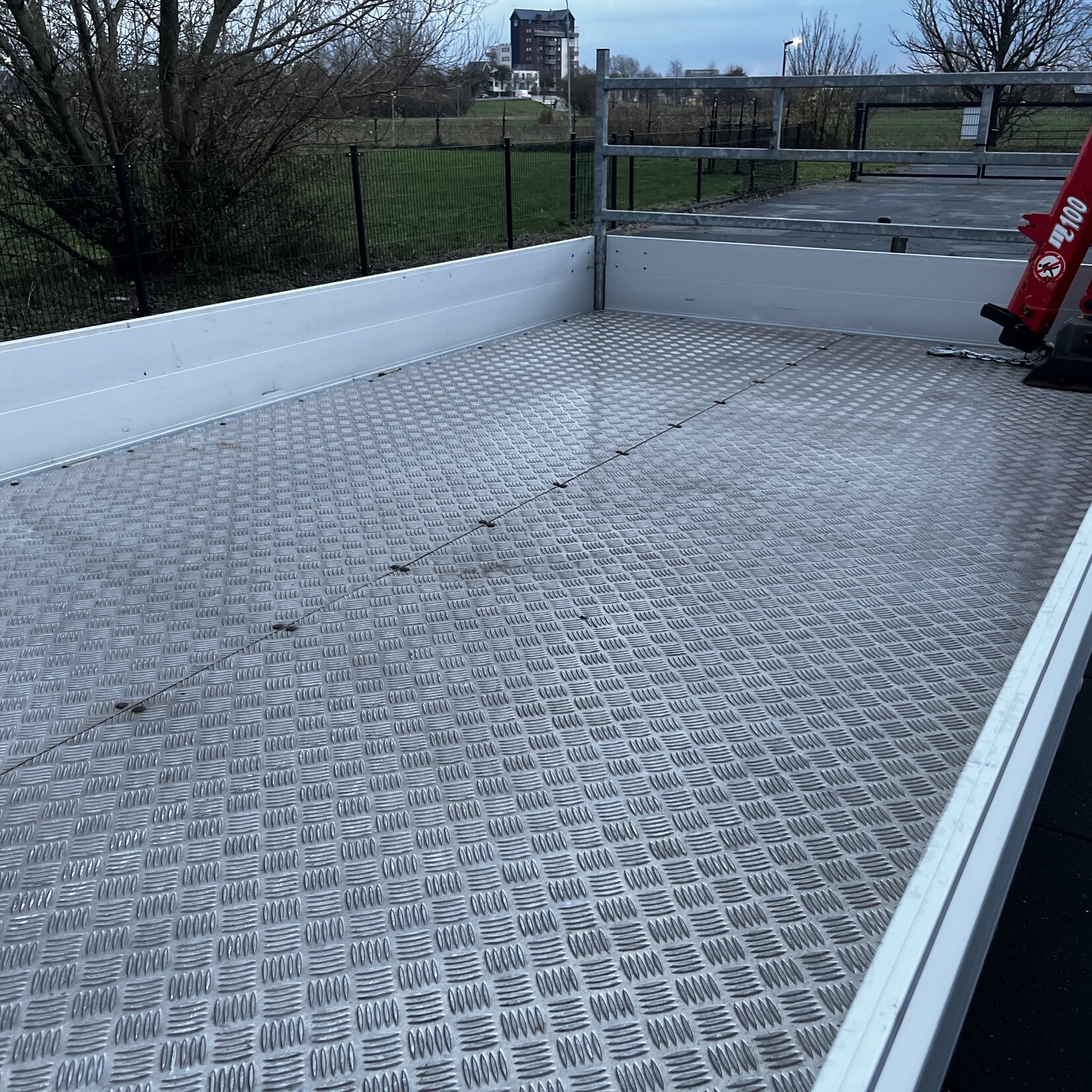 Hapert Plateauwagen 405 x 240 cm met Maxilift M100 kraan