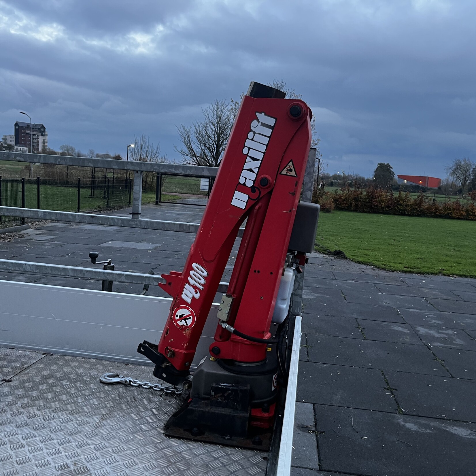 Hapert Plateauwagen 405 x 240 cm met Maxilift M100 kraan