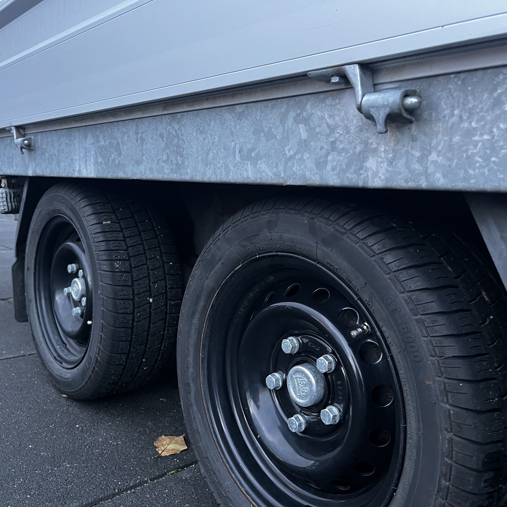 Hapert Plateauwagen 405 x 240 cm met Maxilift M100 kraan