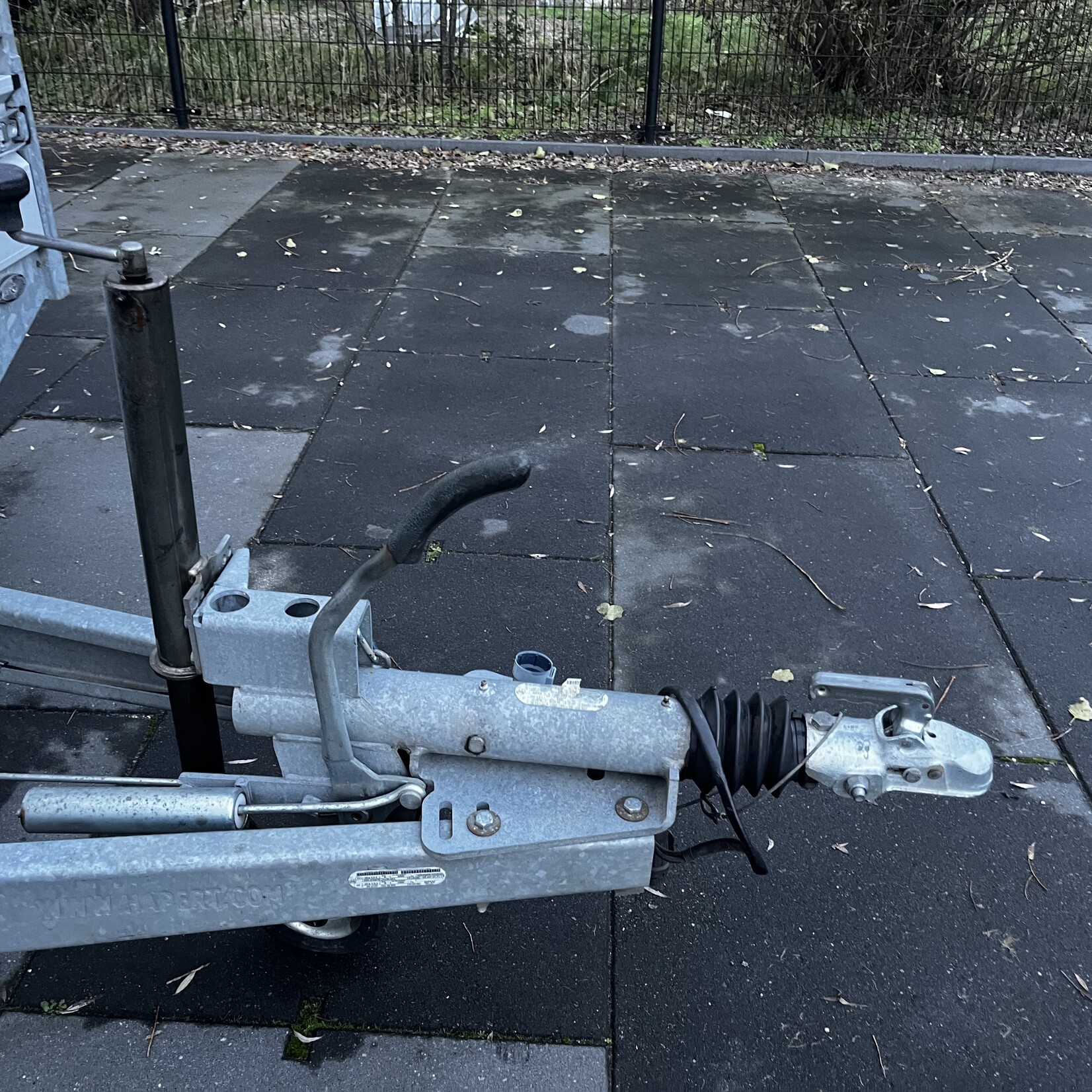 Hapert Plateauwagen 405 x 240 cm met Maxilift M100 kraan