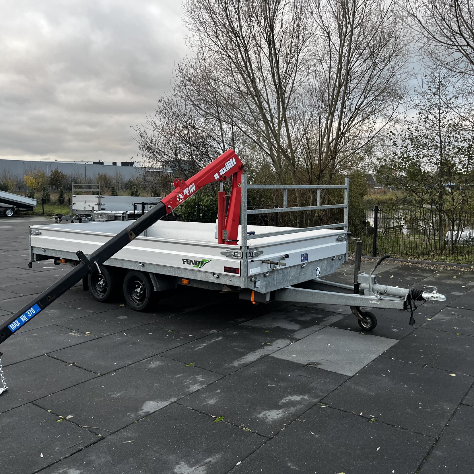 Hapert Plateauwagen 405 x 240 cm met Maxilift M100 kraan
