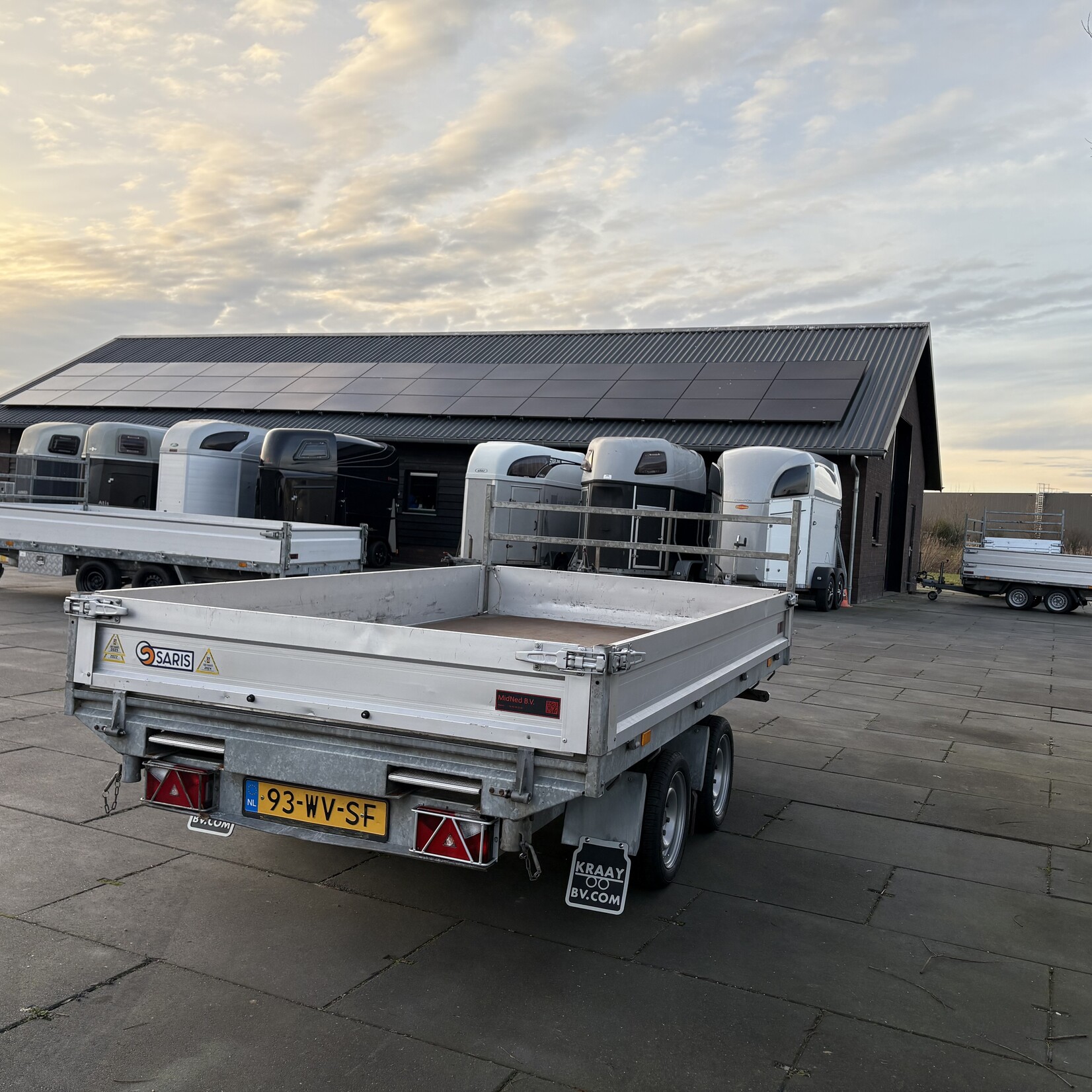 Saris kipper 330 x 180 cm 3500 kg met rijplaten