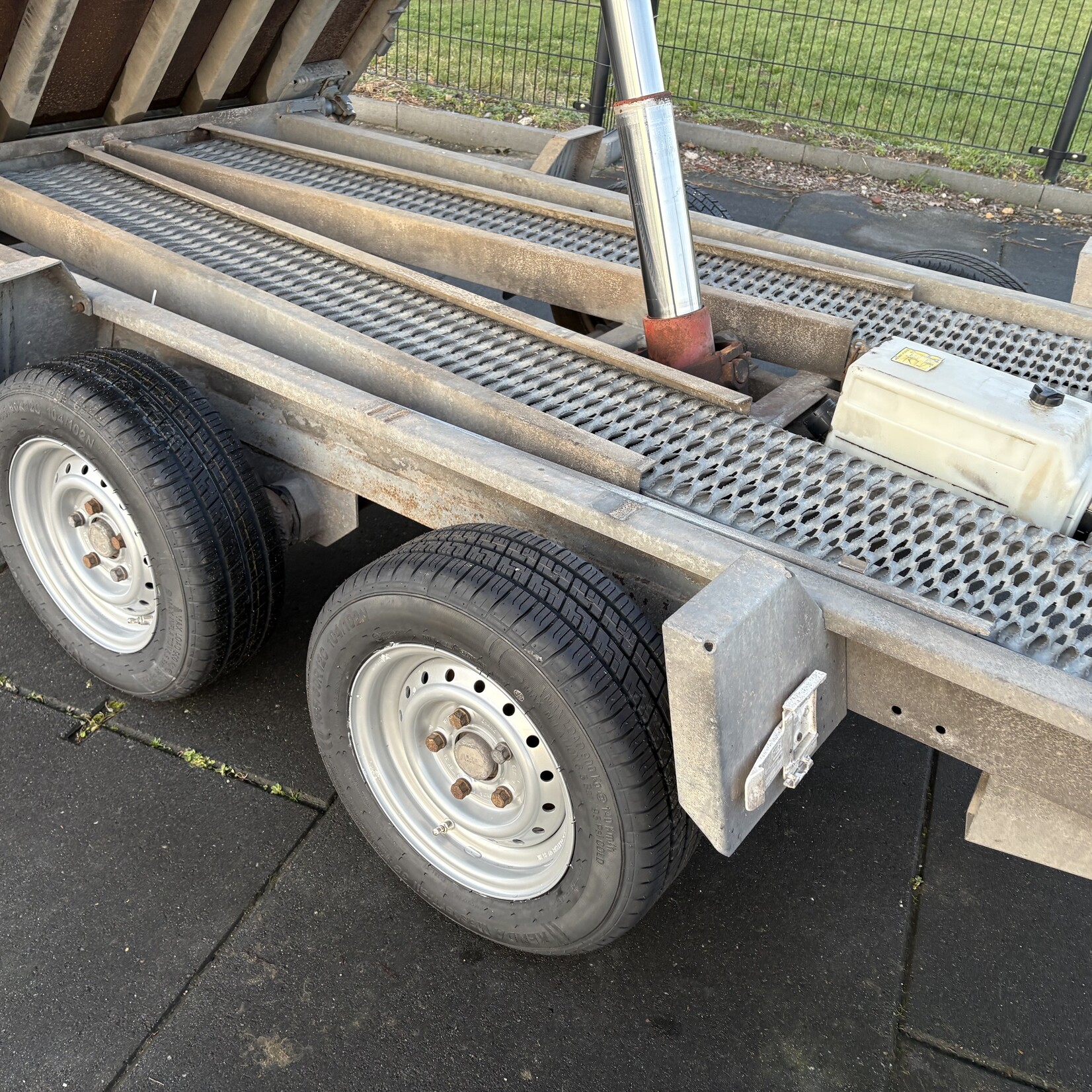 Anssems kipper met nieuwe borden