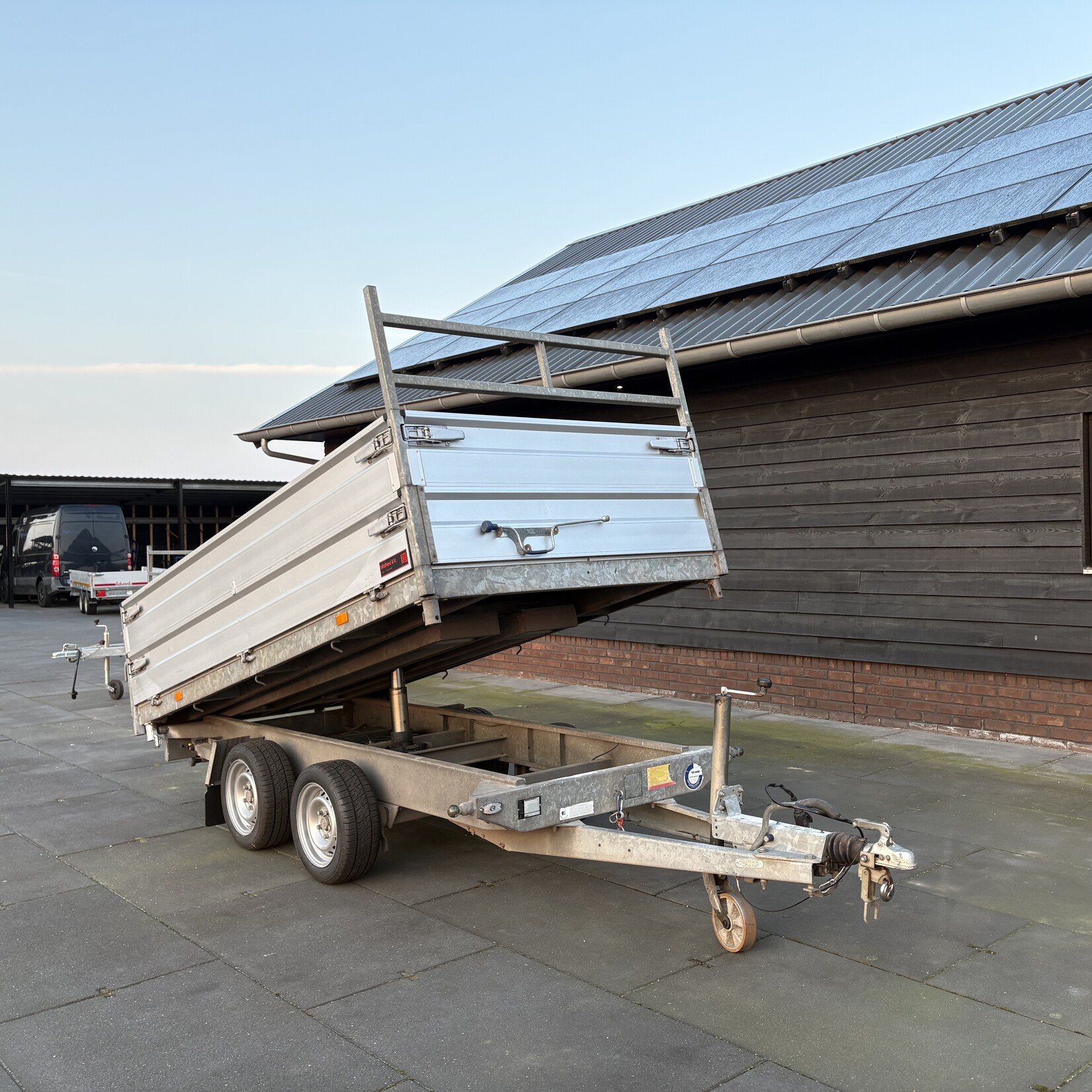 Hapert kipper 305 x 160 cm 3-zijdig met rijplaten en opzetborden