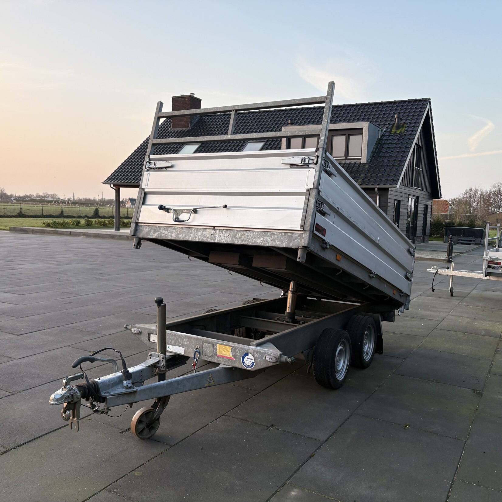 Hapert kipper 305 x 160 cm 3-zijdig met rijplaten en opzetborden