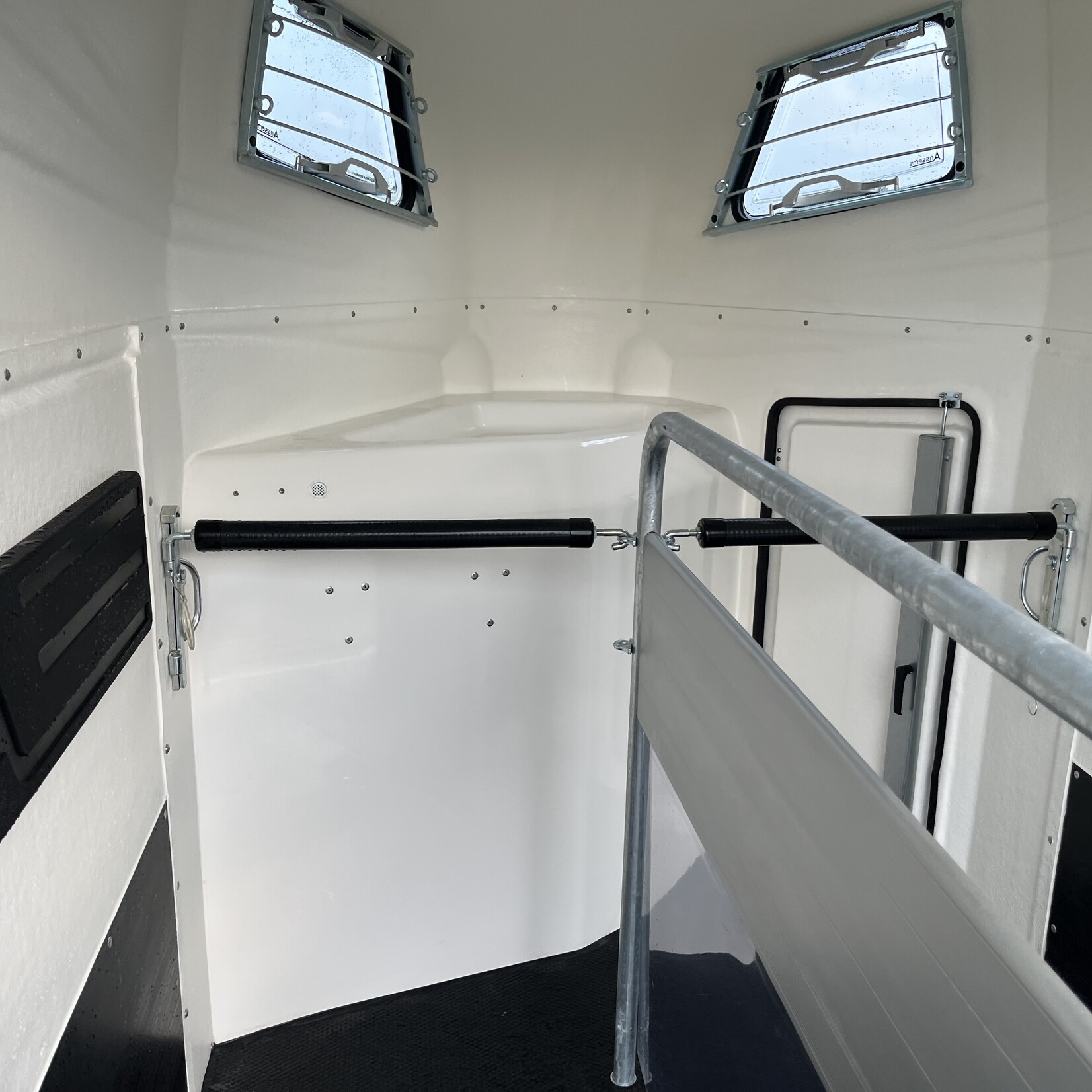 Anssems Excelente 2 paards paardentrailer VOL Kunststof incl zadelkamer !