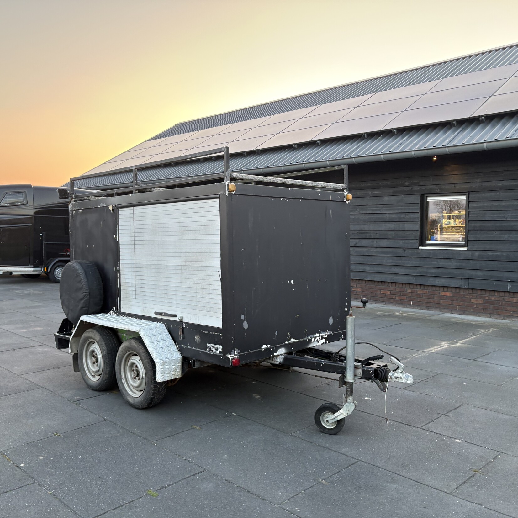 Henra gesloten wagen 240 x 140 x 140 cm