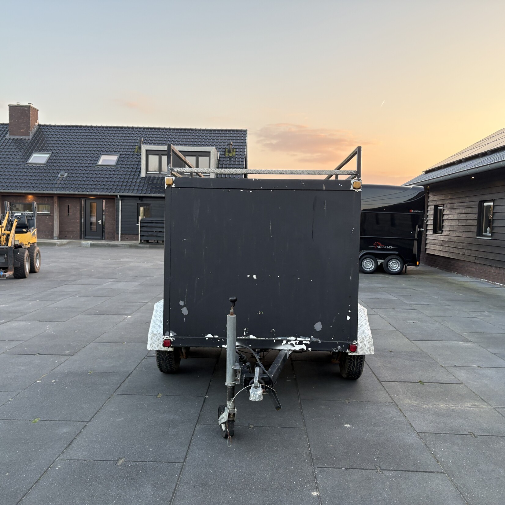 Henra gesloten wagen 240 x 140 x 140 cm