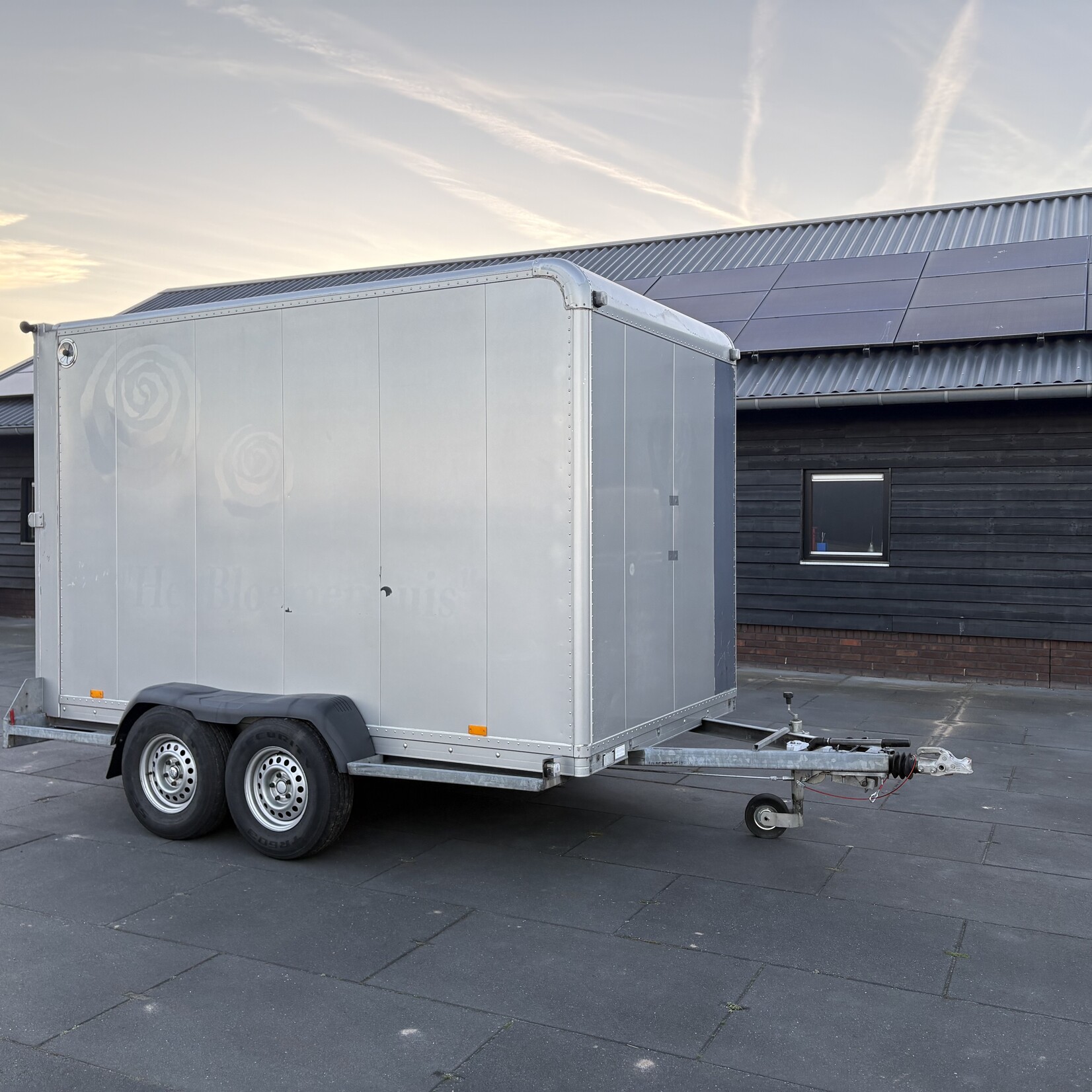 Gesloten wagen 330 x 188 x 204 cm 1999