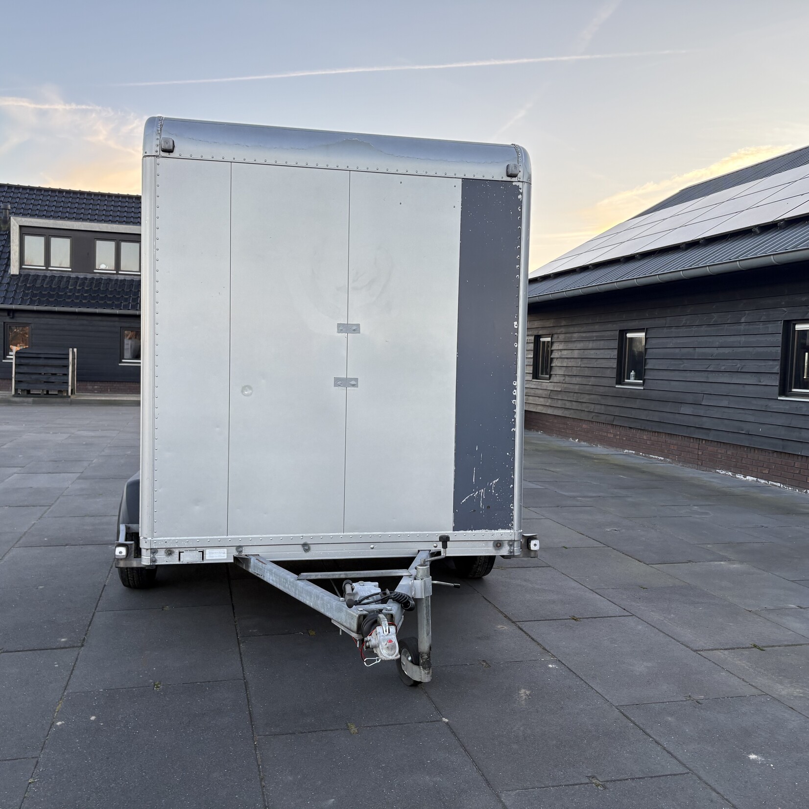 Gesloten wagen 330 x 188 x 204 cm 1999