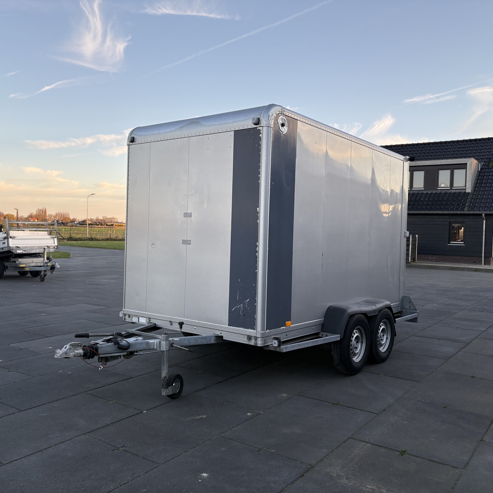 Gesloten wagen 330 x 188 x 204 cm 1999