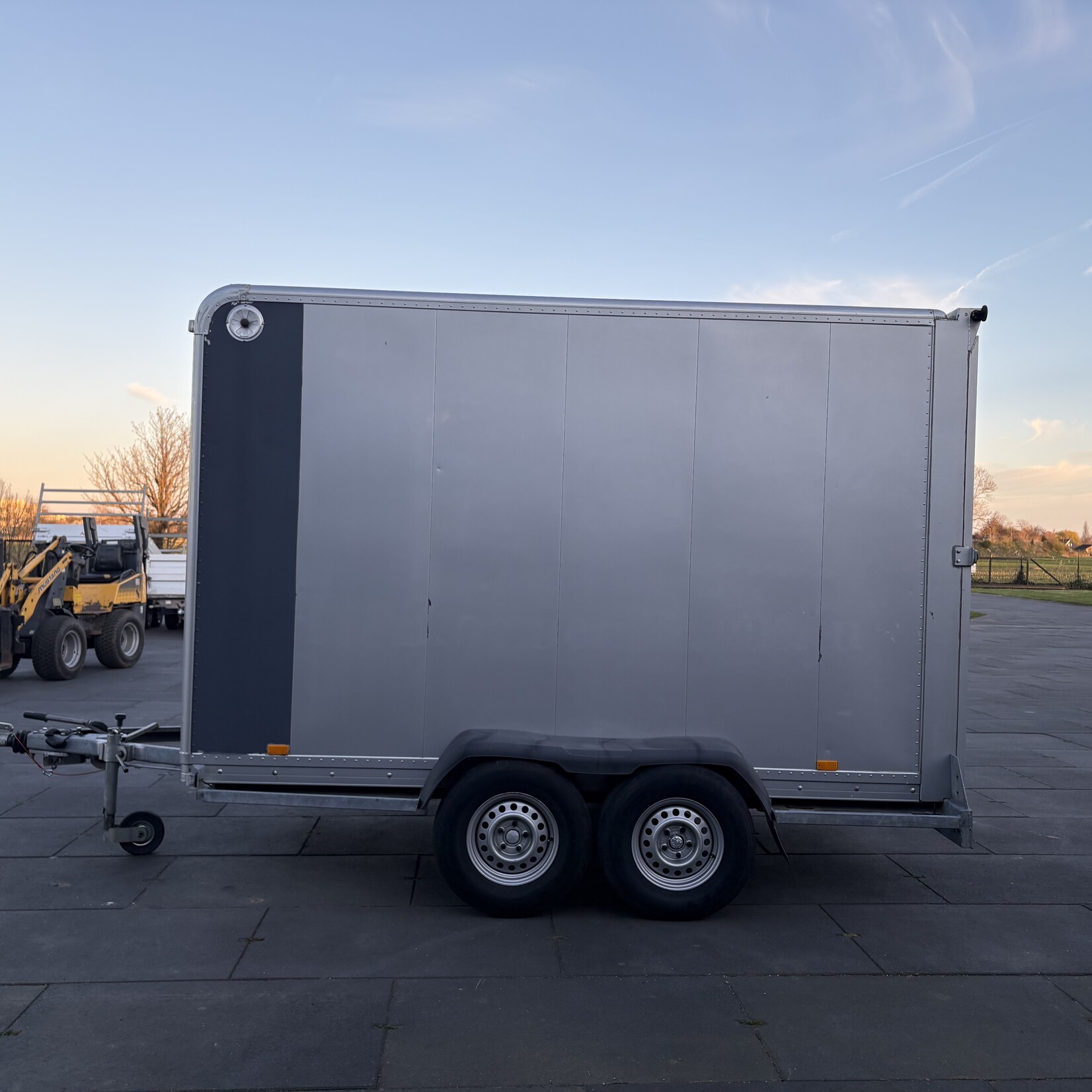 Gesloten wagen 330 x 188 x 204 cm 1999