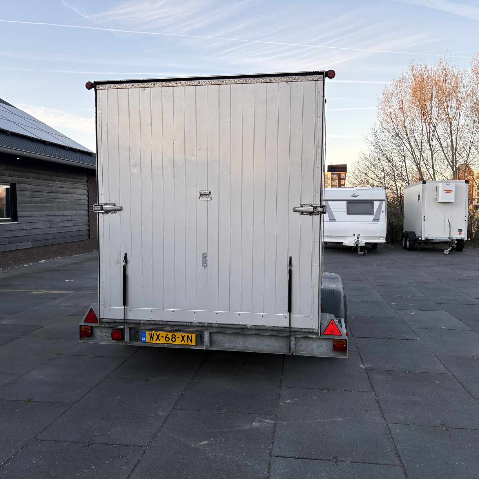 Gesloten wagen 330 x 188 x 204 cm 1999