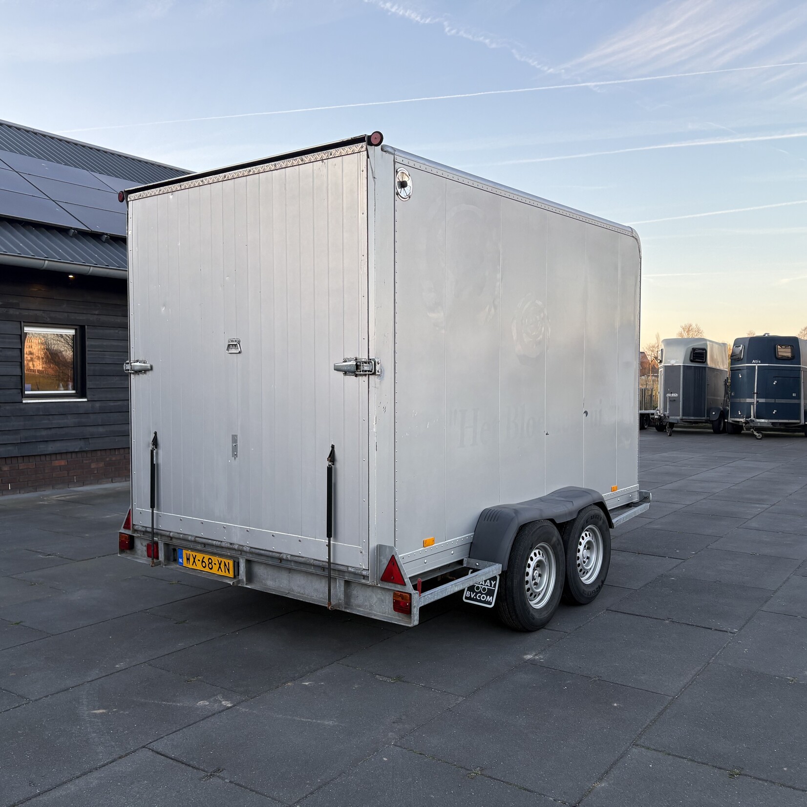 Gesloten wagen 330 x 188 x 204 cm 1999