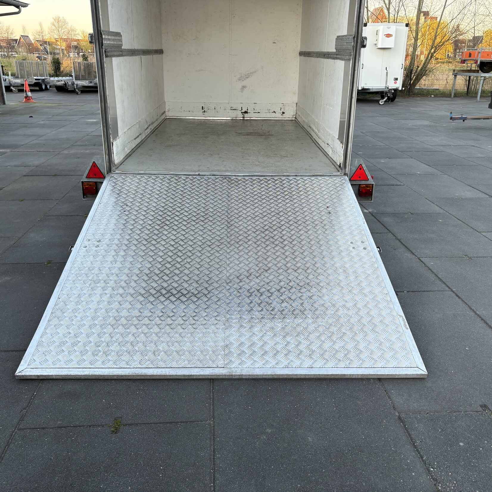 Gesloten wagen 330 x 188 x 204 cm 1999