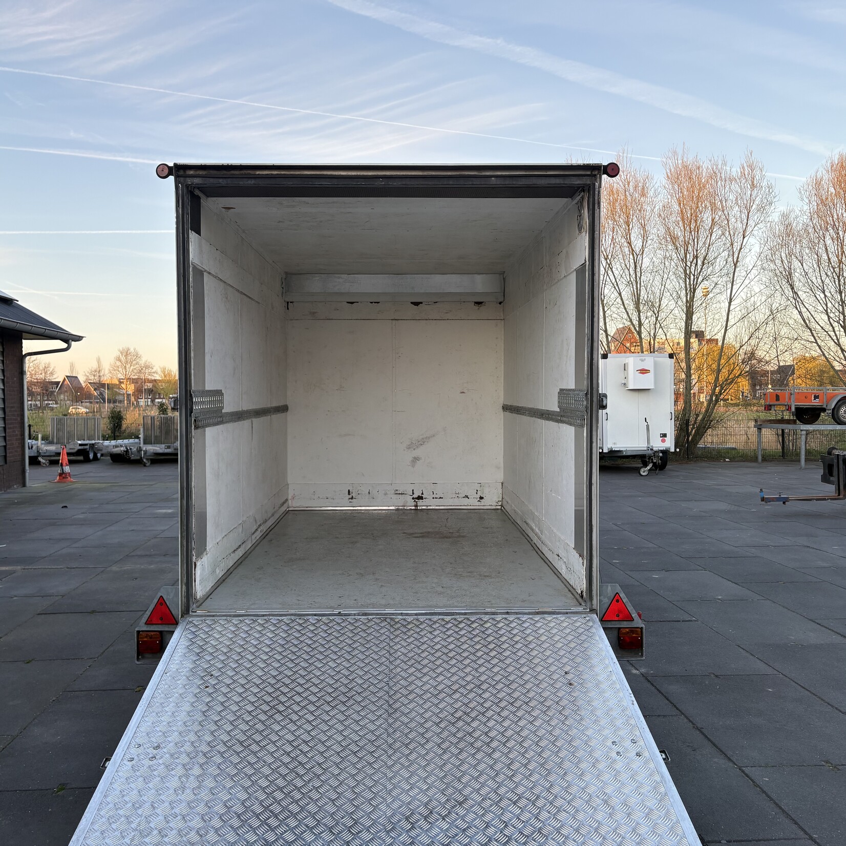 Gesloten wagen 330 x 188 x 204 cm 1999