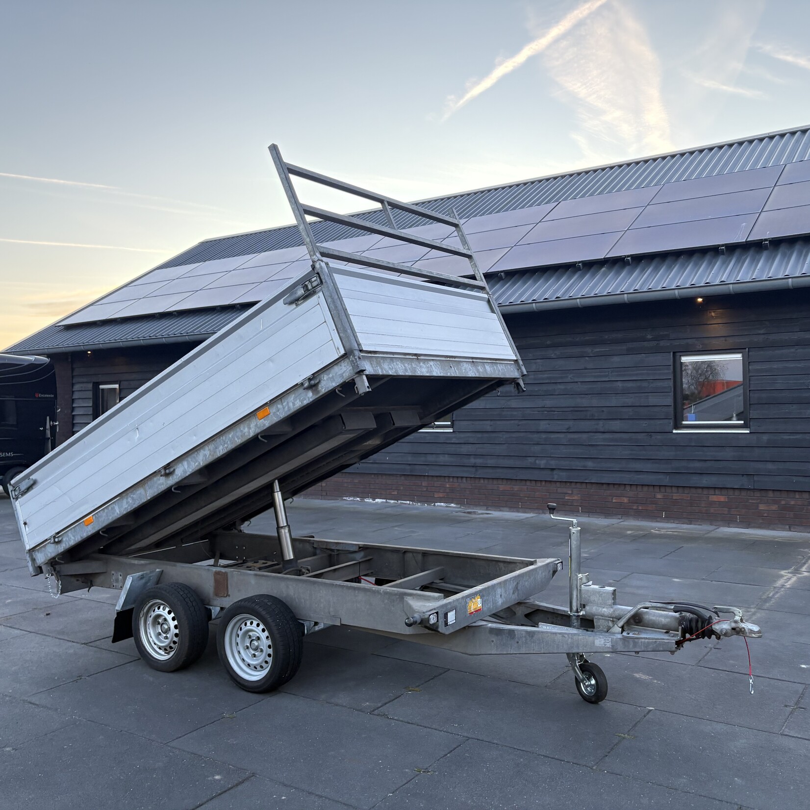 Hapert kipper 305 x 185 cm 50 cm borden