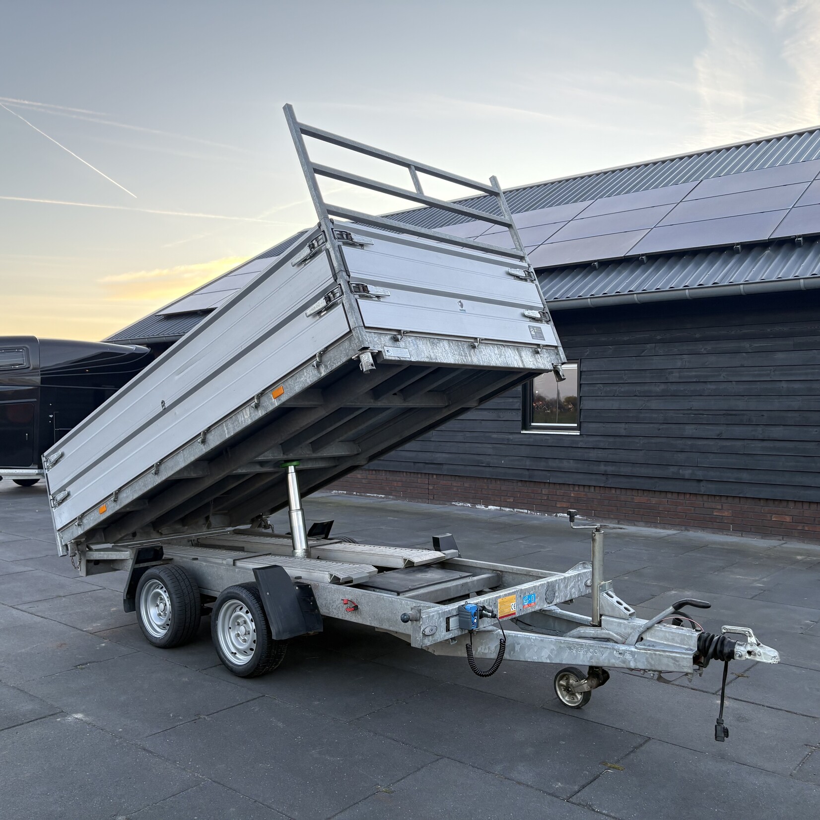 Hapert kipper 330 x 185 cm Ferro vloer met rijplaten en LED verlichting