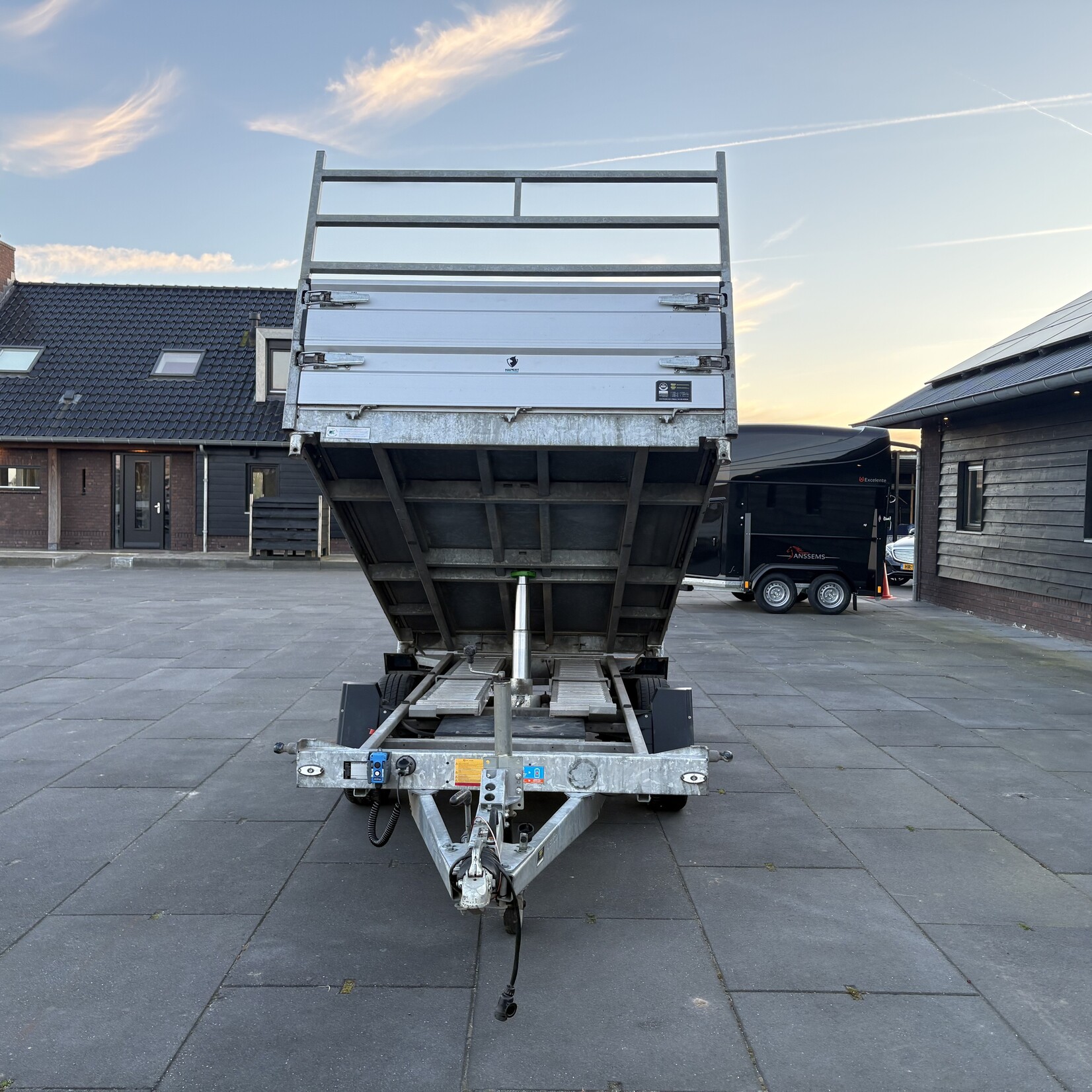 Hapert kipper 330 x 185 cm Ferro vloer met rijplaten en LED verlichting