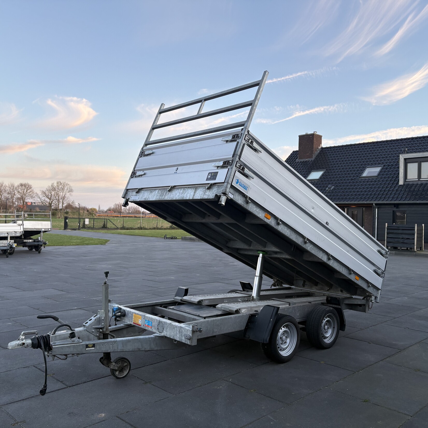 Hapert kipper 330 x 185 cm Ferro vloer met rijplaten en LED verlichting