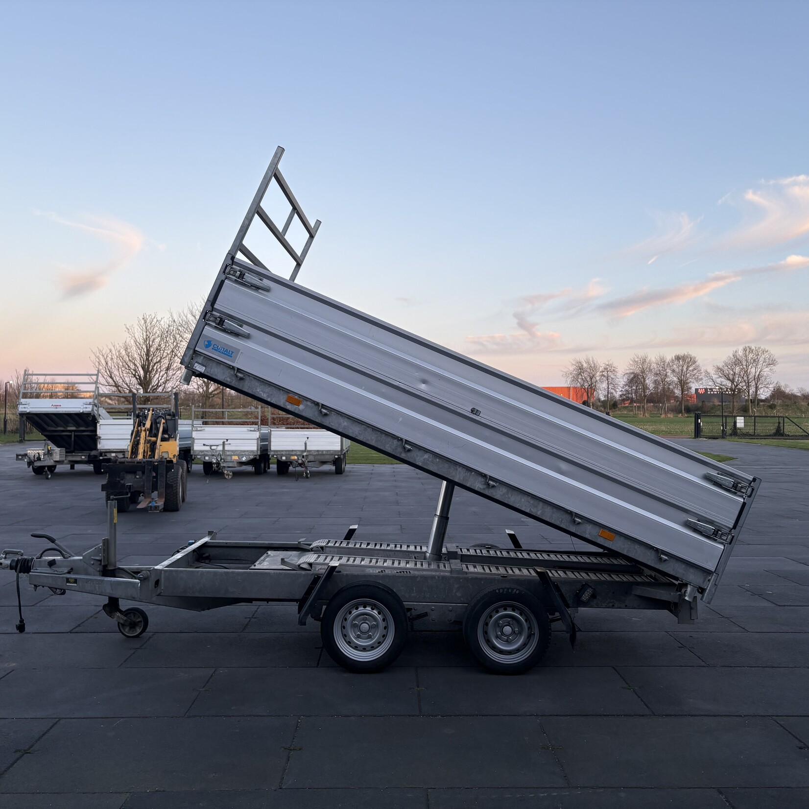 Hapert kipper 330 x 185 cm Ferro vloer met rijplaten en LED verlichting