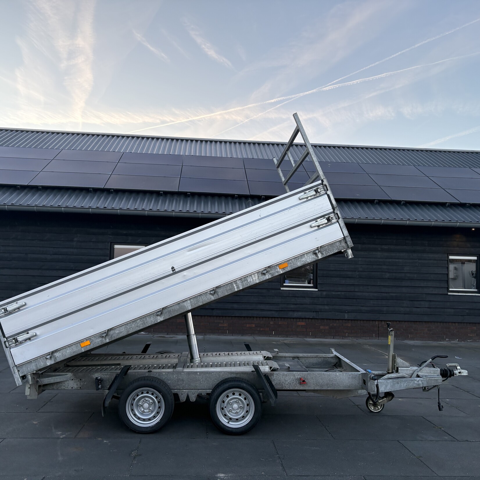 Hapert kipper 330 x 185 cm Ferro vloer met rijplaten en LED verlichting