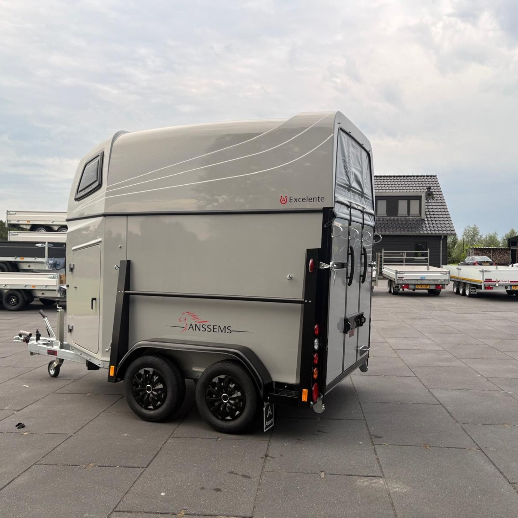 Anssems Excelente 2-paards Silver edition ! Vol kunststof en met zadelkamer!