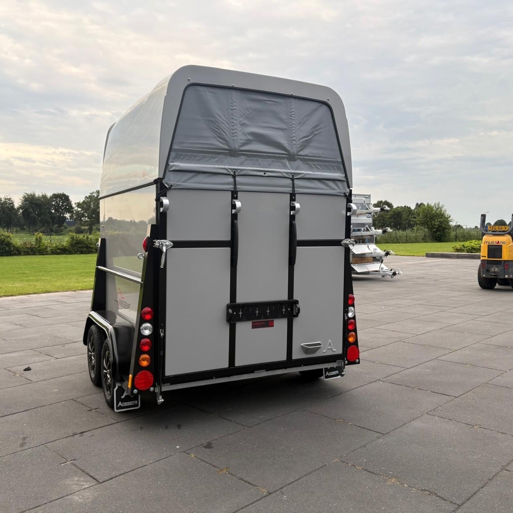 Anssems Excelente 2-paards Silver edition ! Vol kunststof en met zadelkamer!