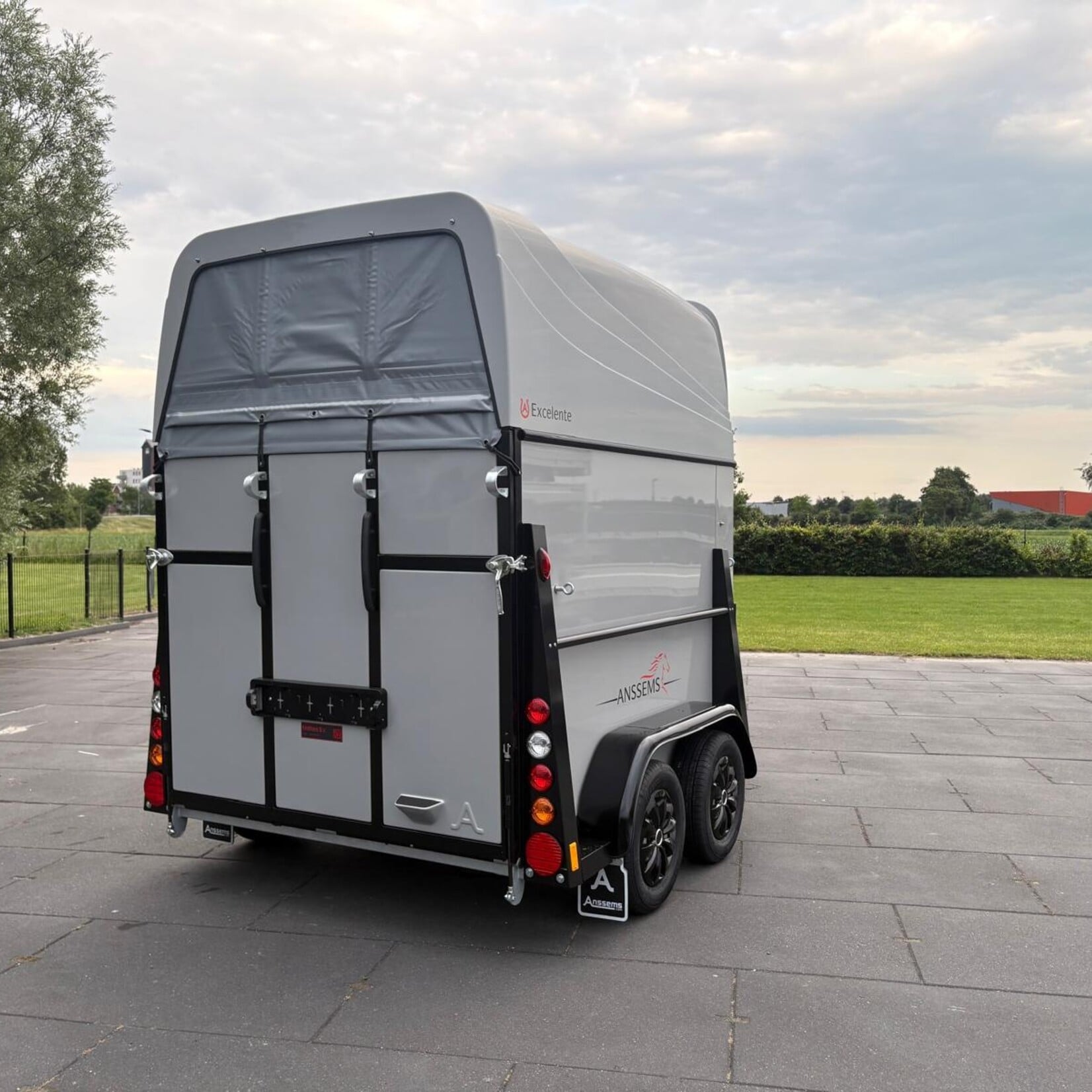 Anssems Excelente 2-paards Silver edition ! Vol kunststof en met zadelkamer!