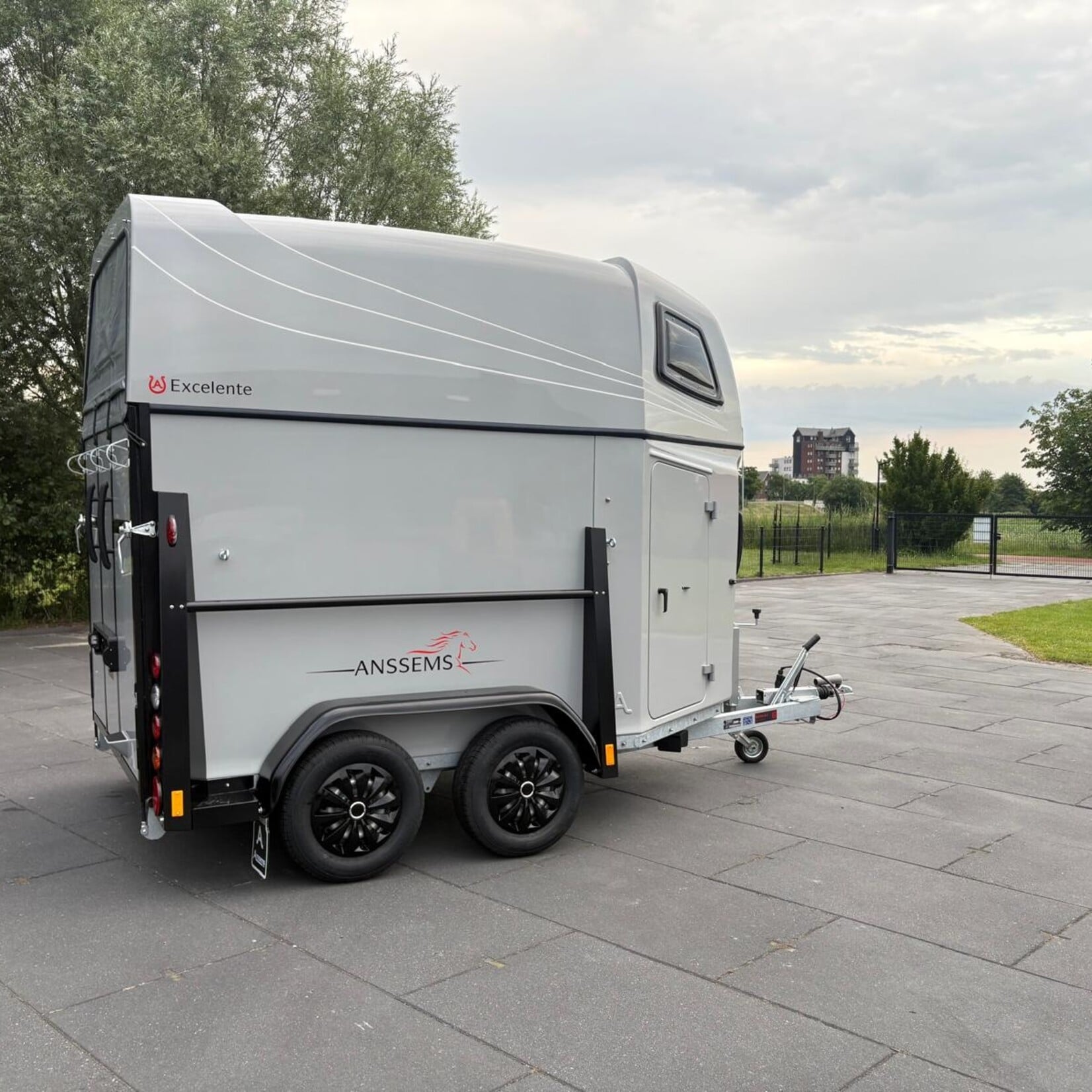 Anssems Excelente 2-paards Silver edition ! Vol kunststof en met zadelkamer!
