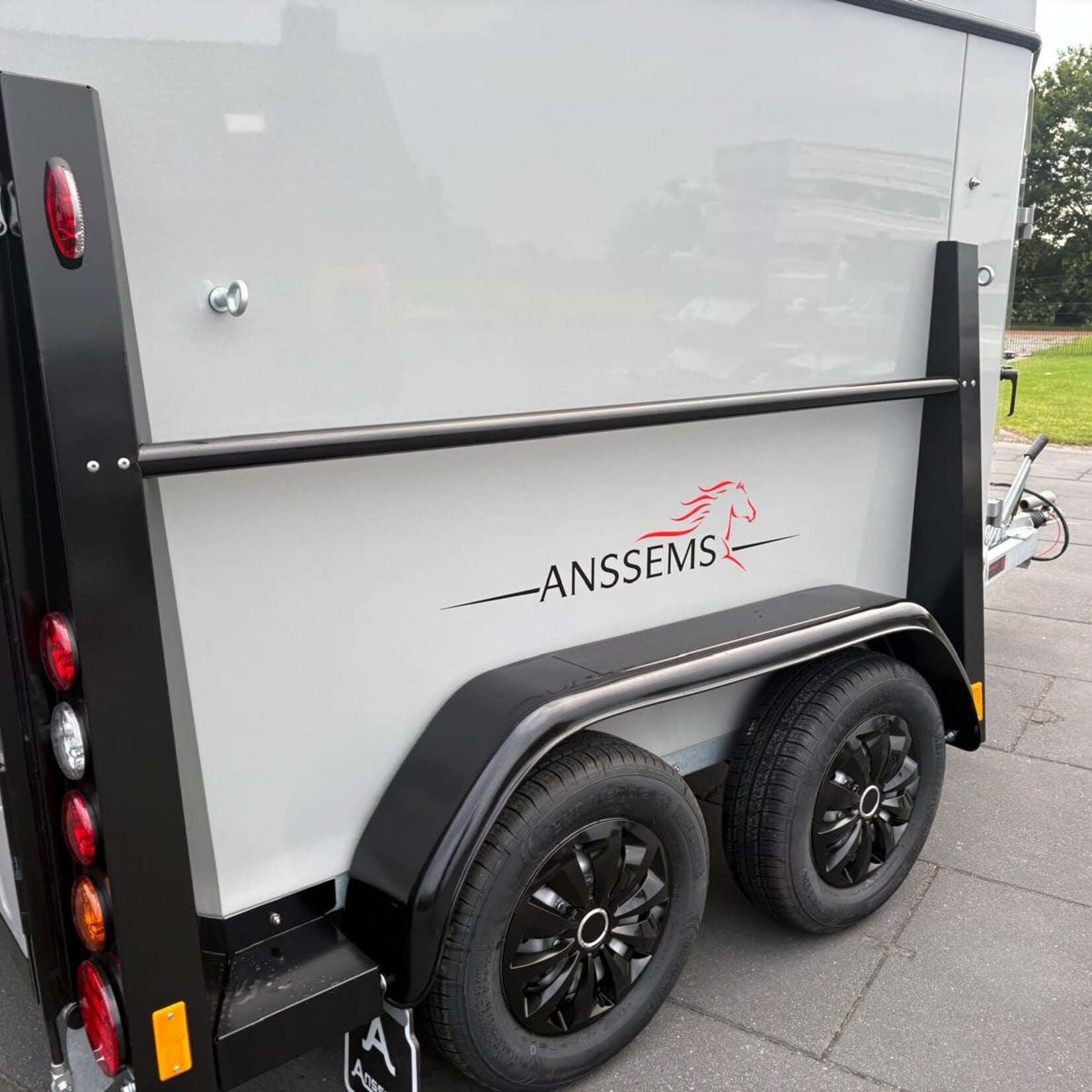 Anssems Excelente 2-paards Silver edition ! Vol kunststof en met zadelkamer!
