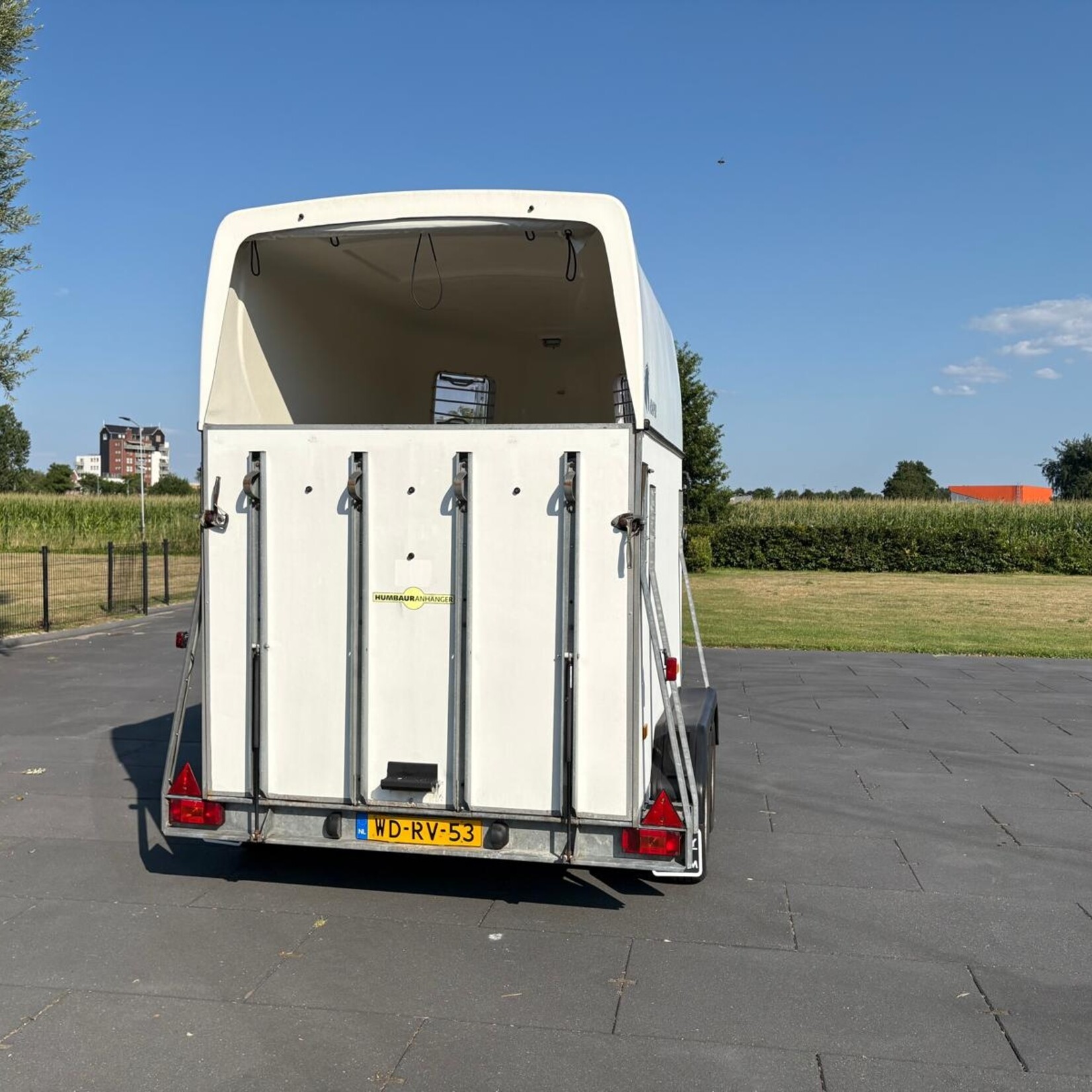 Humbaur 2-paards paardentrailer met zadelkamer