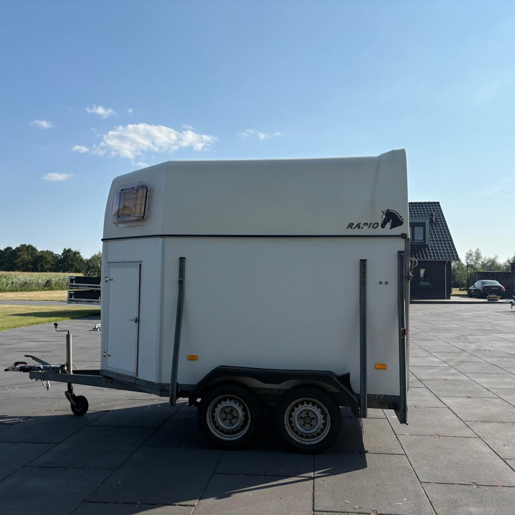 Humbaur 2-paards paardentrailer met zadelkamer