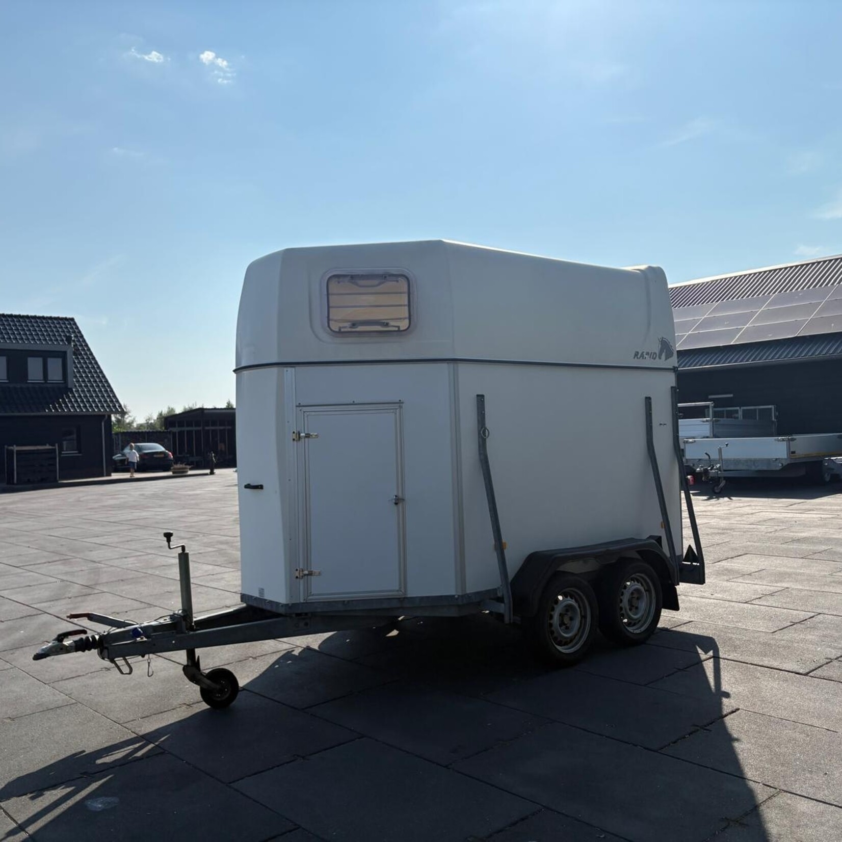 Humbaur 2-paards paardentrailer met zadelkamer