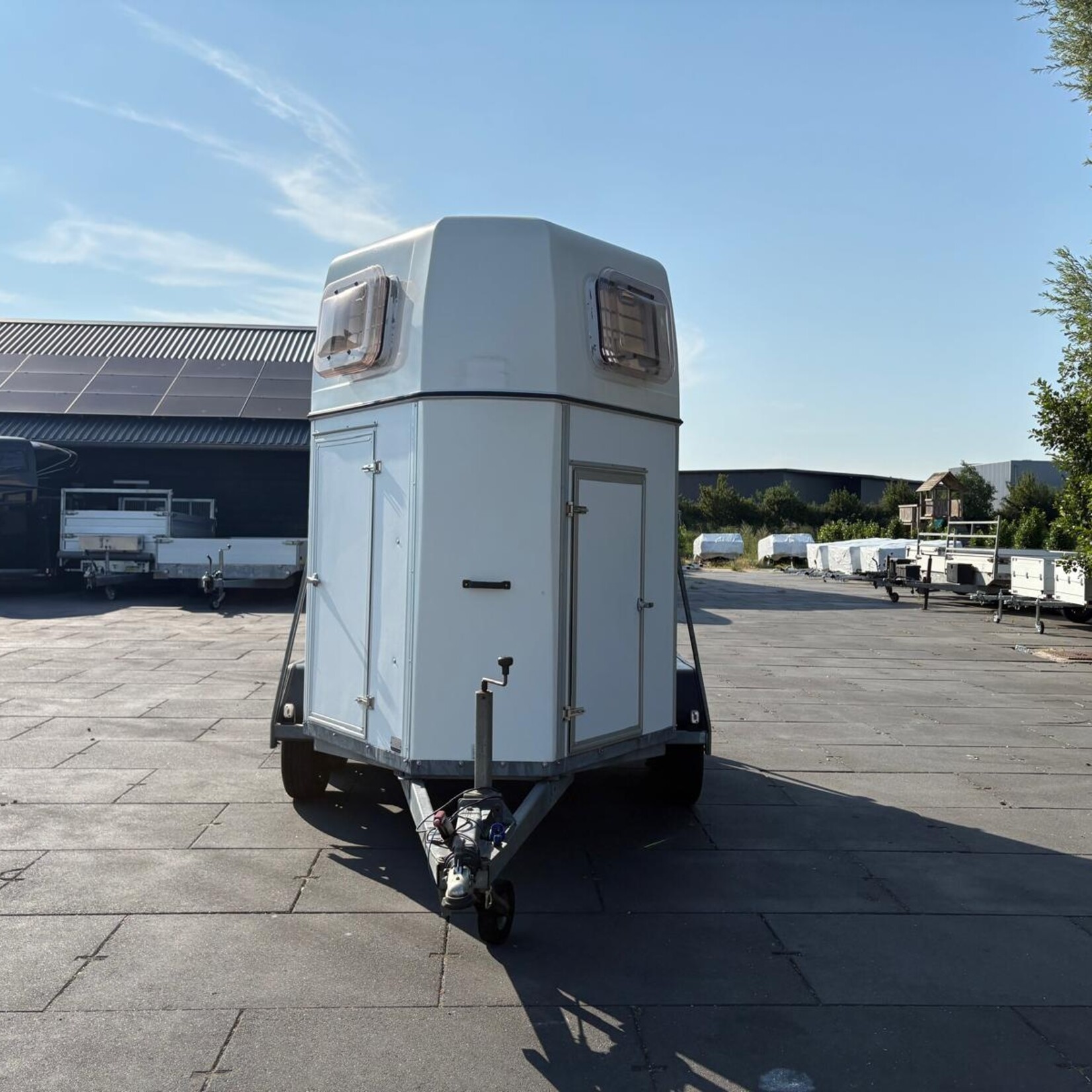 Humbaur 2-paards paardentrailer met zadelkamer