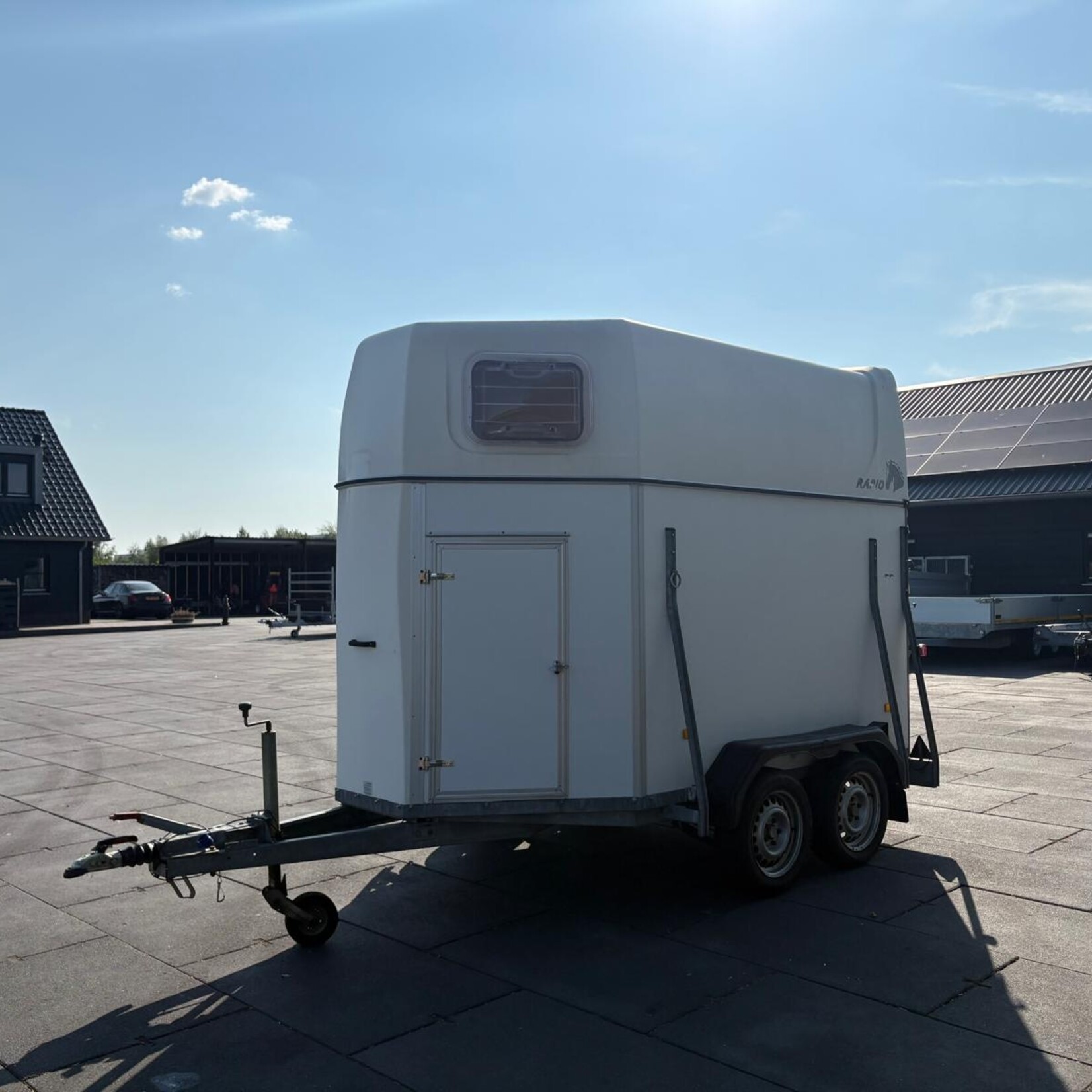 Humbaur 2-paards paardentrailer met zadelkamer