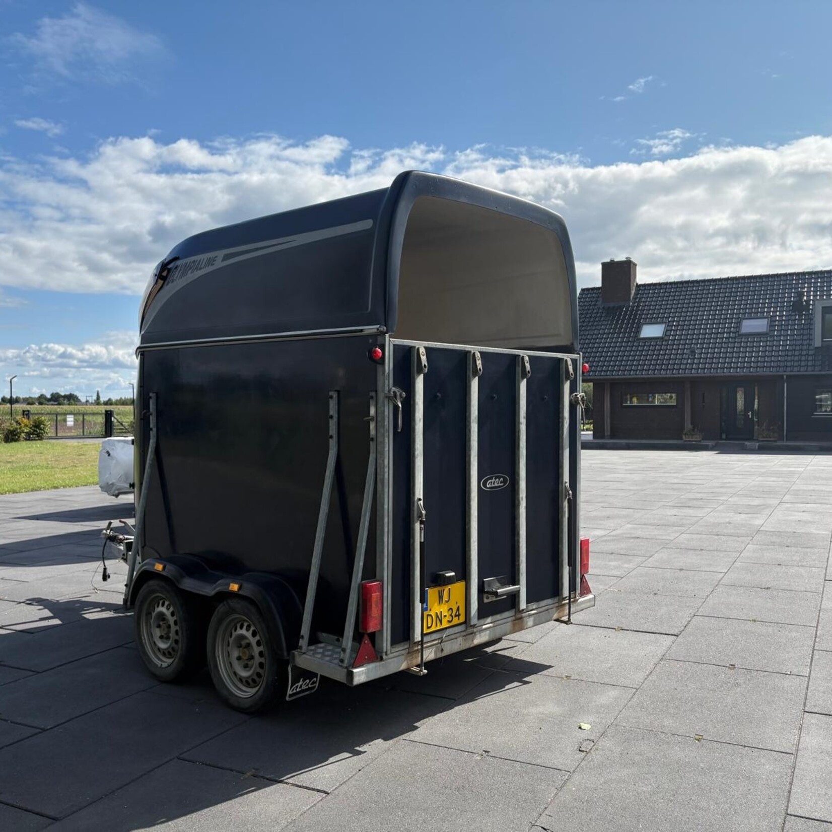 Atec Olympialine 2-paards trailer met zadelkamer (OPKNAPPER)