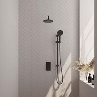 Brauer Brauer Black Editon Regendoucheset:  Thermostatische Inbouwkraan met 3-Weg Omstel, Gebogen Wandarm, Douchekop 20cm, Glijstang met Wateruitlaat, 3-Standen Handdouche & Doucheslang - Set 45 - Draaiknoppen - Mat Zwart