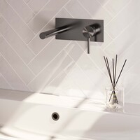 Brauer Brauer Gunmetal Carving Inbouw Wastafelmengkraan met Rechte Uitloop & Afdekplaat - Model A1 - Geribbeld Hendel Rechts - PVD - PVD - Geborsteld Gunmetal