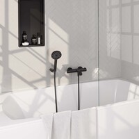 Brauer Brauer Black Carving Thermostatische Opbouw Badkraan met Omstel, Wandhouder, 3-Standen Handdouche & Doucheslang - Set 4 - Geribbeld Draaiknoppen - Mat Zwart
