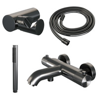 Brauer Brauer Gunmetal Carving Thermostatische Opbouw Badkraan met Omstel, Wandhouder, Staafhanddouche & Doucheslang - Set 3 - Geribbeld Draaiknoppen - PVD - Geborsteld Gunmetal