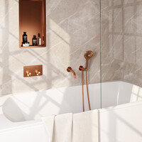 Brauer Brauer Copper Carving Thermostatische Inbouw Badkraan met Omstel, Uitloop, Drukknoppen, Wandhouder met Wateruitlaat, 3-Standen Handdouche & Doucheslang - Set 4 - Geribbeld Draaiknoppen - PVD - Geborsteld Koper