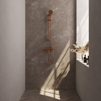 Brauer Brauer Copper Carving Doucheset: Thermostatische Opbouwkraan met Glijstang, Staafhanddouche & Doucheslang - Set 2 - Geribbeld Draaiknoppen - PVD - Geborsteld Koper