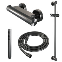 Brauer Brauer Gunmetal Carving Doucheset: Thermostatische Opbouwkraan met Glijstang, Staafhanddouche & Doucheslang - Set 1 - Geribbeld Draaiknoppen - PVD - Geborsteld Gunmetal