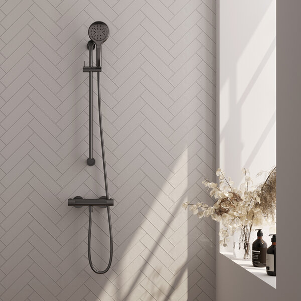 Brauer Brauer Gunmetal Carving Doucheset: Thermostatische Opbouwkraan met Glijstang, Staafhanddouche & Doucheslang - Set 2 - Geribbeld Draaiknoppen - PVD - Geborsteld Gunmetal