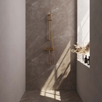Brauer Brauer Gold Carving Doucheset: Thermostatische Opbouwkraan met Glijstang, Staafhanddouche & Doucheslang - Set 1 - Geribbeld Draaiknoppen - PVD - Geborsteld Goud