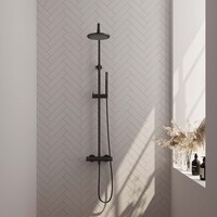Brauer Brauer Black Carving Regendoucheset: Thermostatische Opbouwkraan met Stijgbuis, Douchekop 20cm, Staafhanddouche & Doucheslang - Set 1 - Geribbeld Draaiknoppen - Mat Zwart