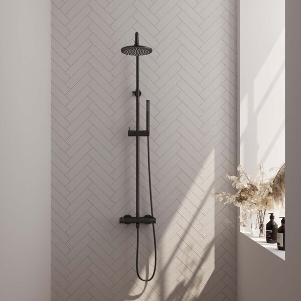 Brauer Brauer Black Carving Regendoucheset: Thermostatische Opbouwkraan met Stijgbuis, Douchekop 20cm, Staafhanddouche & Doucheslang - Set 1 - Geribbeld Draaiknoppen - Mat Zwart